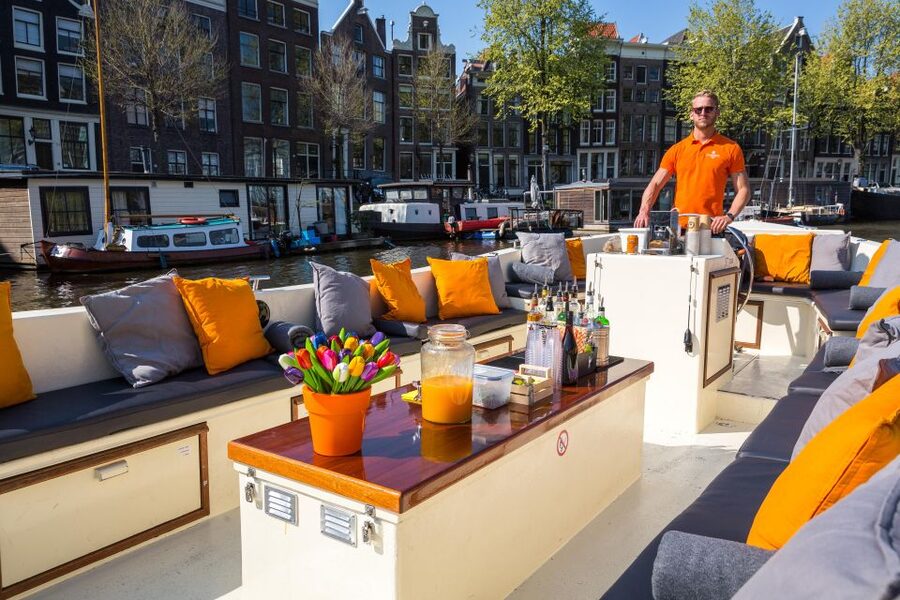 Amsterdam: Private BBQ Cruise with Personal Chef & Drinks - The BBQ and vegetarian menu: what is on the plate
