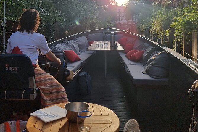Amsterdam Private Boat Tour With Drinks - EN ES FR - Drinks and Snacks: The Small Inclusion That Makes the Hour Easier