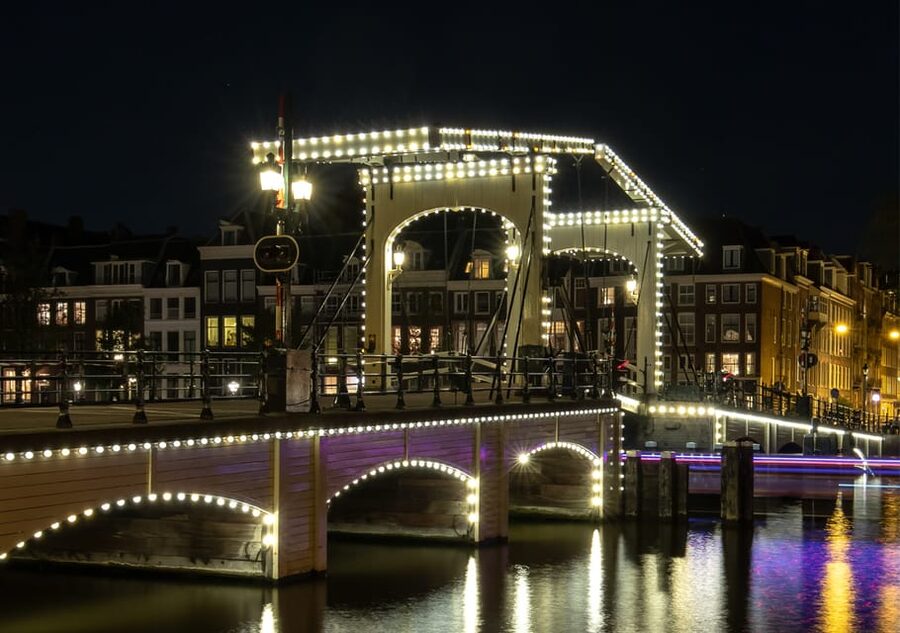 Amsterdam: Private Canal Cruise in German + Unlimited Drinks - Who should book this German canal cruise