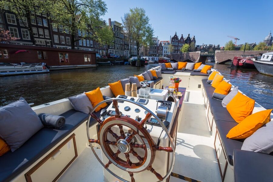 Amsterdam: Private Canal Cruise in German + Unlimited Drinks - UNESCO canal belt sights and the feel of “seven bridges”
