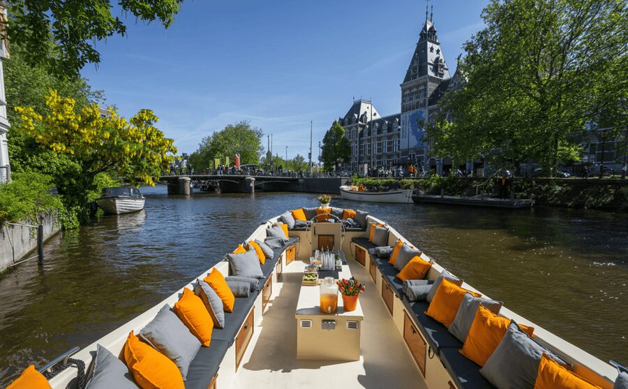 Amsterdam: Private Canal Cruise in German + Unlimited Drinks - Stop by stop: what each photo break is for