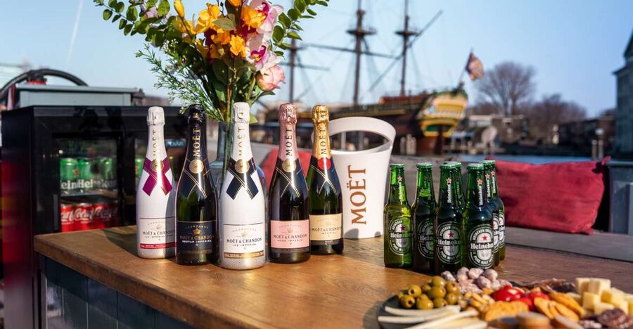 Amsterdam: Private Canal Cruise with Drinks and Snacks - Where you meet behind the Apple Store, and how to avoid a delay