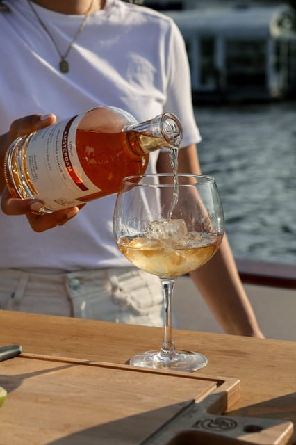 Amsterdam: Private City Canal Cruise With Unlimited Drinks - Key Things That Make This Canal Cruise Worth It