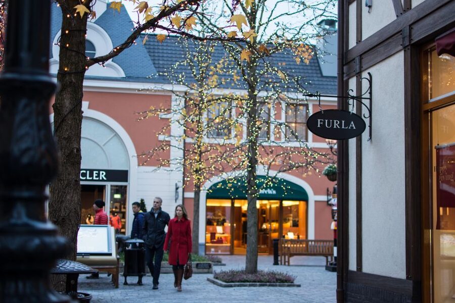 Amsterdam: Private Day Trip to Designer Outlet Roermond - The Amsterdam ride: what comfort and timing actually give you