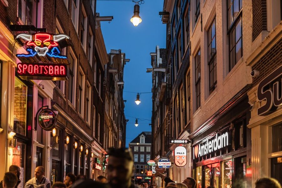 Amsterdam: Private Night Tour of Speakeasies and Bars - Speakeasies and cocktail bars: the part that feels like a game