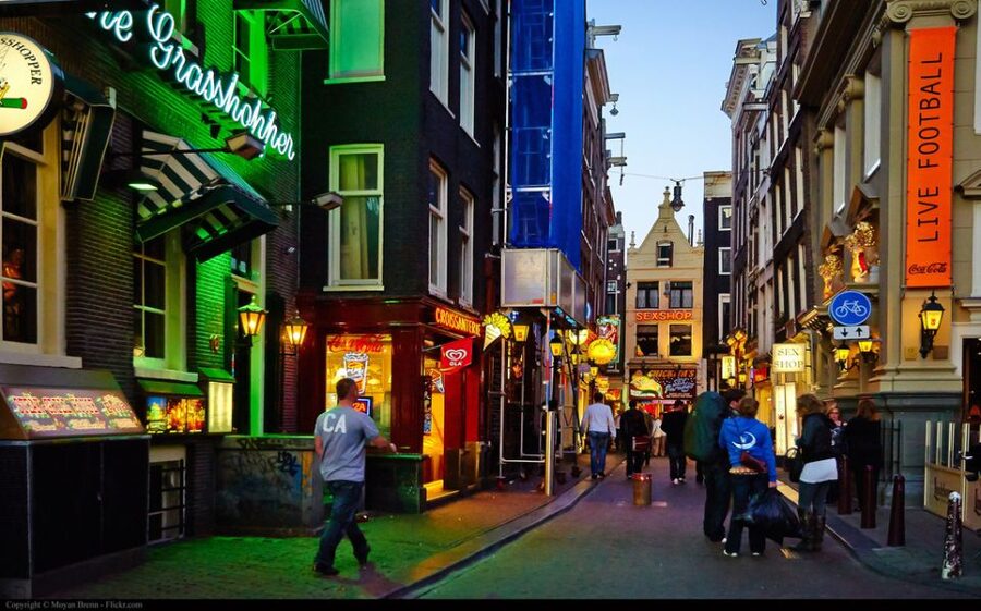 Amsterdam: Private Red Light District and Food Tour - Why this Red Light District and food pairing works