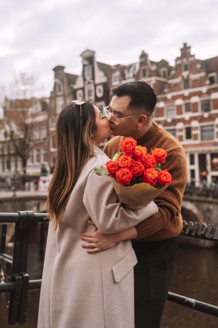 Amsterdam: Professional Photoshoot at the Canals - Damrak Avenue: the famous Amsterdam scene in your set