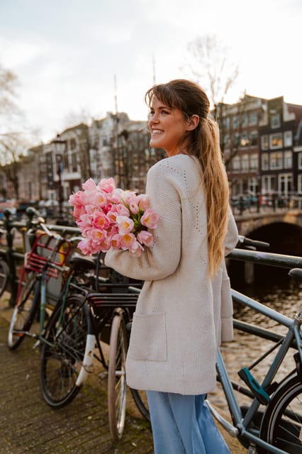 Amsterdam: Professional Photoshoot at the Canals - Finish at Amsterdam Centraal: wrapping the day with a big landmark