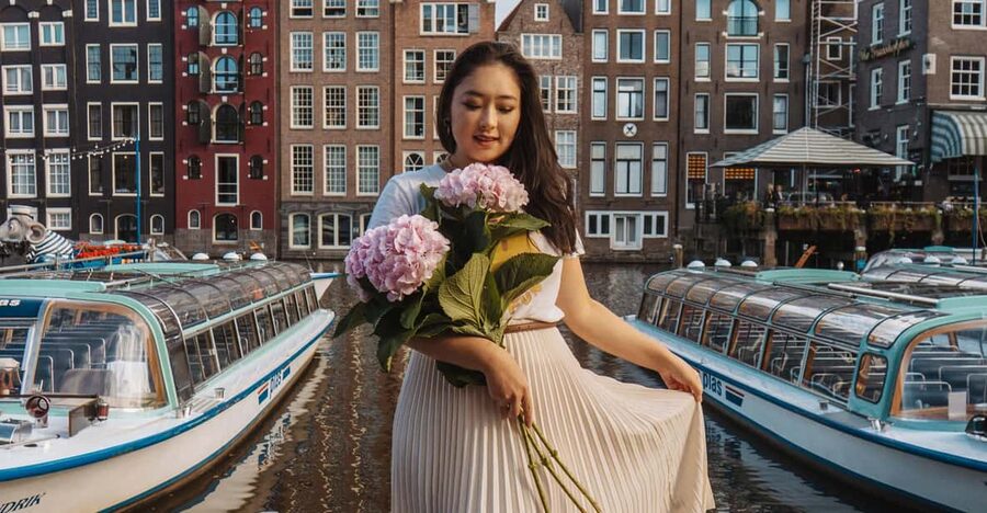 Amsterdam: Professional Photoshoot at the Canals - Mini vs Standard vs Deluxe: how the photo counts translate to real value
