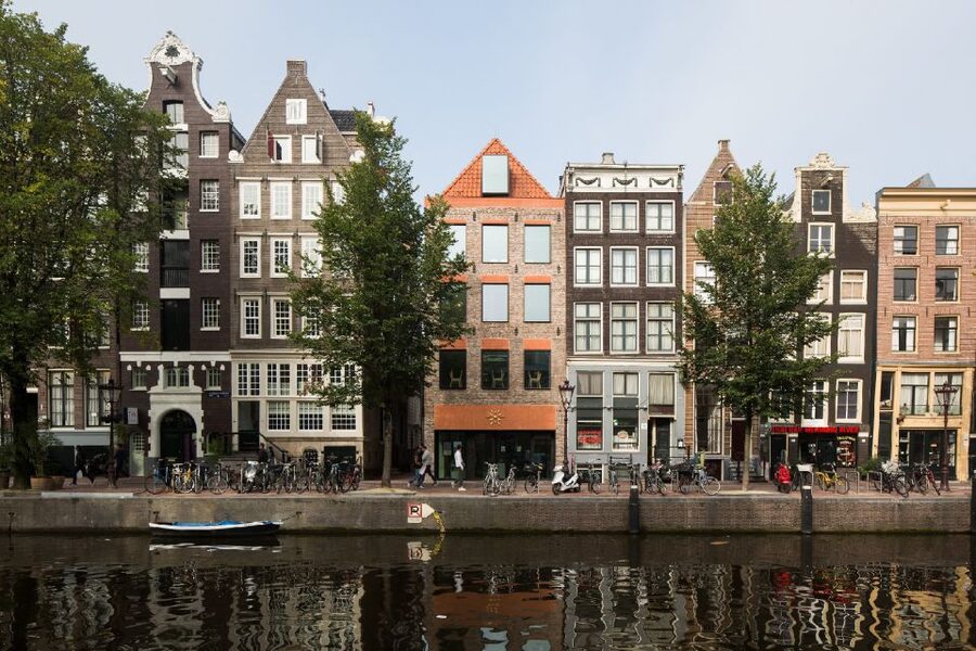 Amsterdam: Red Light District 1-hour Smartphone Audio Tour - Oude Kerk and Belle: one of the tour’s smartest framing choices