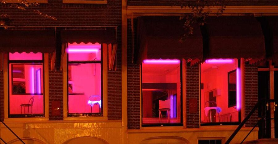 Amsterdam: Red Light District 1-hour Smartphone Audio Tour - The alleys and the “footsteps” approach that keeps you moving