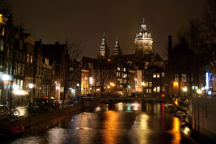 Amsterdam Red Light District and Old Town Walking Tour - Walking Tour Overview: What This 2-Hour Stroll Actually Delivers