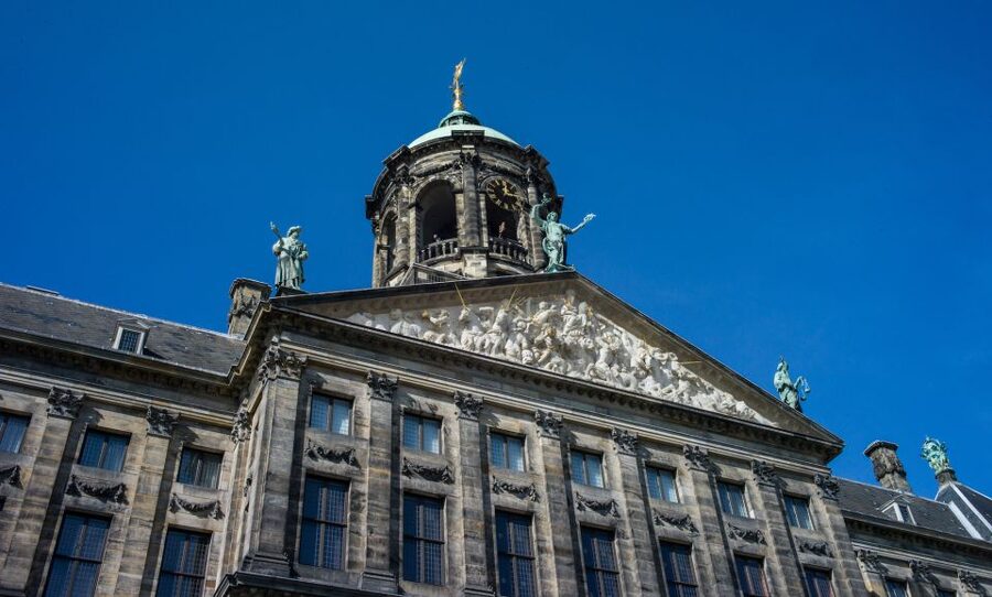 Amsterdam: Red Light District & City Tour German or English - Guide language, small-group feel, and why it matters