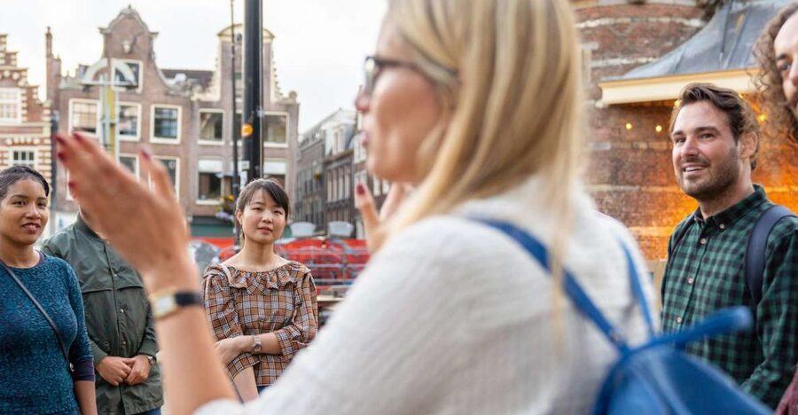 Amsterdam: Red Light District & City Tour German or English - Nieuwmarkt Square and picking smart areas next