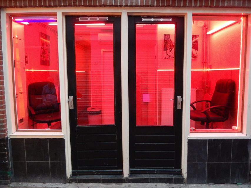 Amsterdam: Red Light District Exclusive Night Tour - Coffee Shops, Smart Shops, and Amsterdam’s Legal Reputation