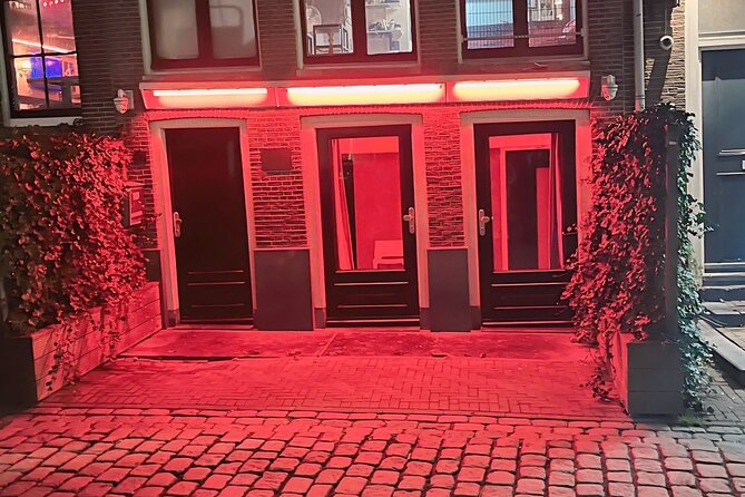 Amsterdam Red-light District Tour for Groups English or German - Old Church Stop Before the Second Half: Using Landmarks to Keep Perspective
