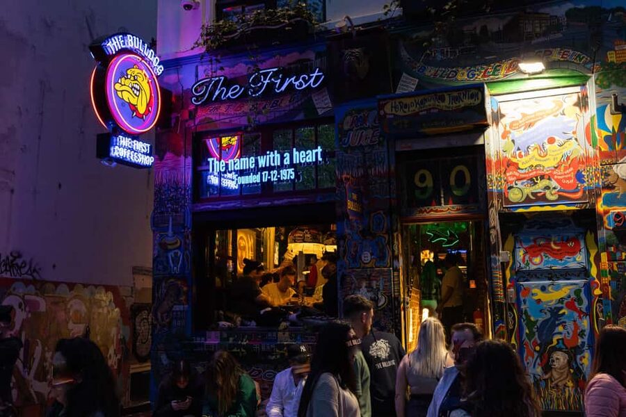 Amsterdam: Red Light District Tour in DE/EN/IT/ES/FR - Coffeeshop The Jolly Joker: why cannabis culture is treated like politics