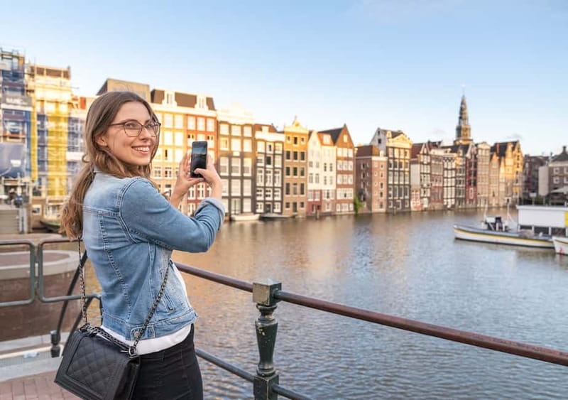 Amsterdam: Red Light District Tour in DE/EN/IT/ES/FR - Oude Kerk and the district paradox: oldest church, modern controversy