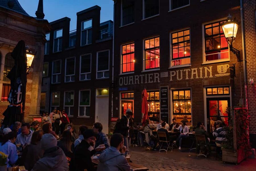 Amsterdam: Red Light District Tour in DE/EN/IT/ES/FR - Warmoesstraat and the Dancing Houses: the prettiest photos come with context