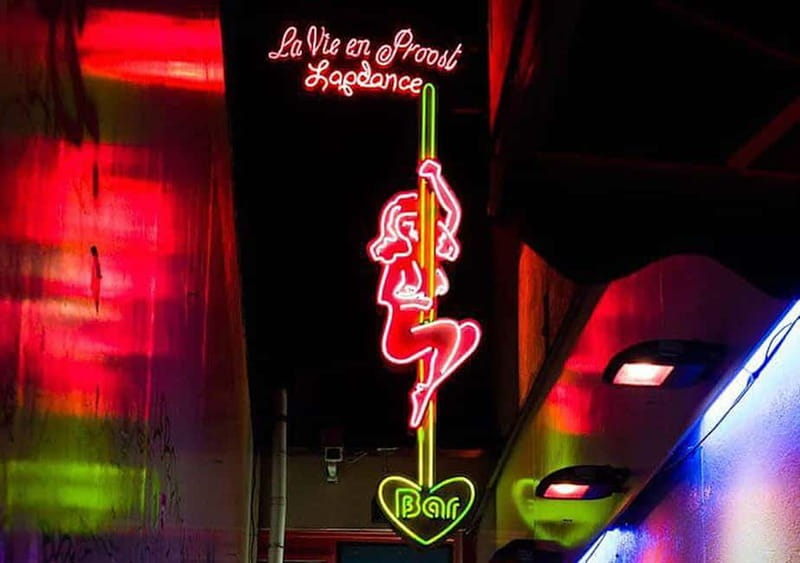 Amsterdam: Red Light District Tour in DE/EN/IT/ES/FR - Chinatown stop: another side of Amsterdam policy and daily life