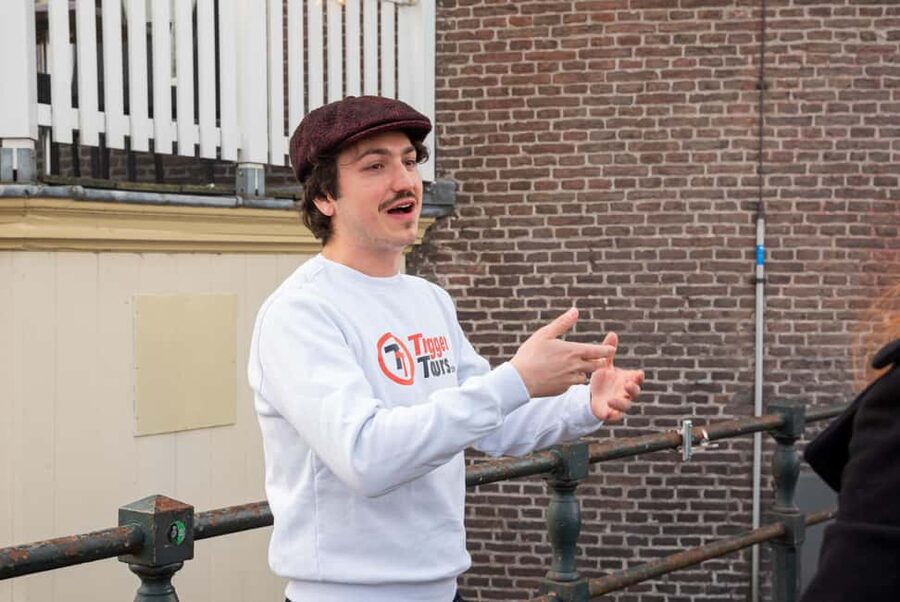 Amsterdam: Red Light District Tour in English or German - Why this walk is more than a photo stop