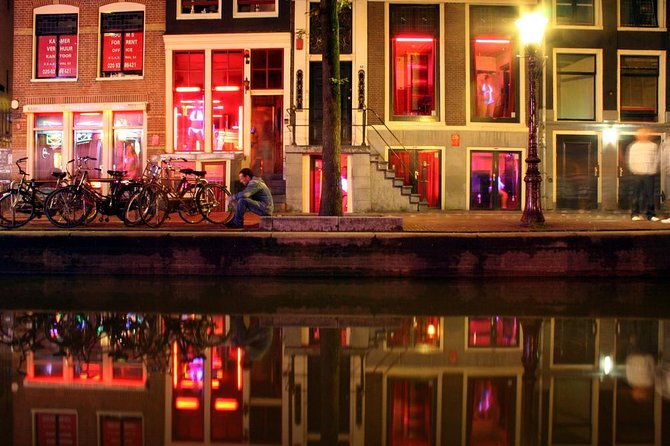 Amsterdam Red Light District tour with a private guide - How the 2-hour De Wallen tour actually works