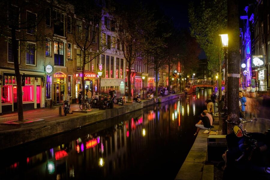 Amsterdam: Red Light District walking tour - Guide quality and pacing, especially for 2 hours
