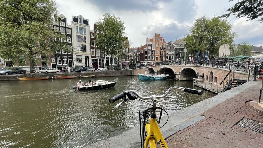Amsterdam: Relaxed City Highlights Guided Bike Tour - Leidseplein to Vondelpark: Music, Squares, and Green Time