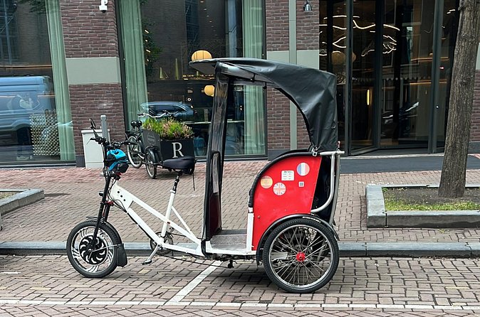 Amsterdam Rikshaw Private Tour with Guide - How the guide uses iPhone photos to bring places to life