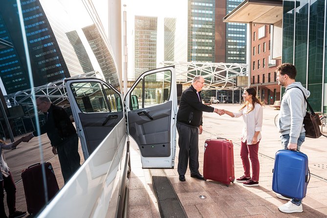 Amsterdam Schiphol Airport (AMS) Round Trip transfer to Amsterdam City - Finding your driver fast in Schiphol arrival hall