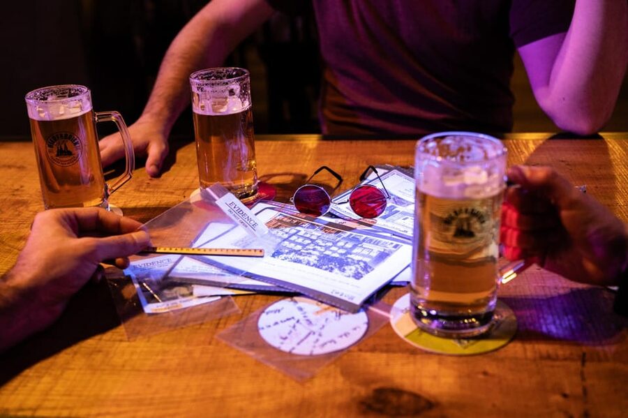 Amsterdam: Self-guided Red Light District Pub Crawl Mystery - Red Light District With Clues, Not Just Drinks