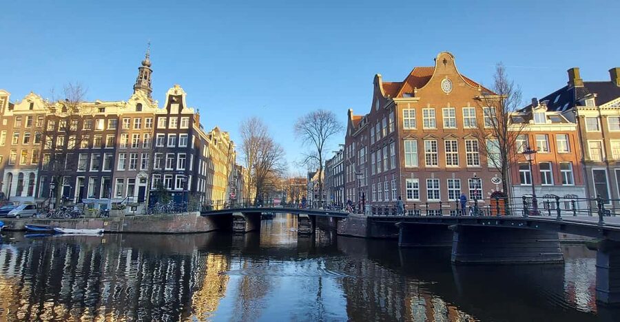 Amsterdam Shore Excursion: Highlights Walk & Canal Cruise - Glass-top UNESCO canal cruise with audio in 19 languages