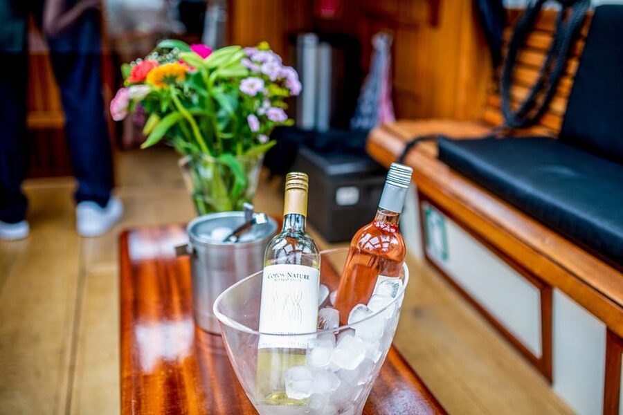Amsterdam: Small-Group Canal Cruise incl. Drinks and Snacks - A 100-Year-Old Electric Boat Gets You Closer to Amsterdam