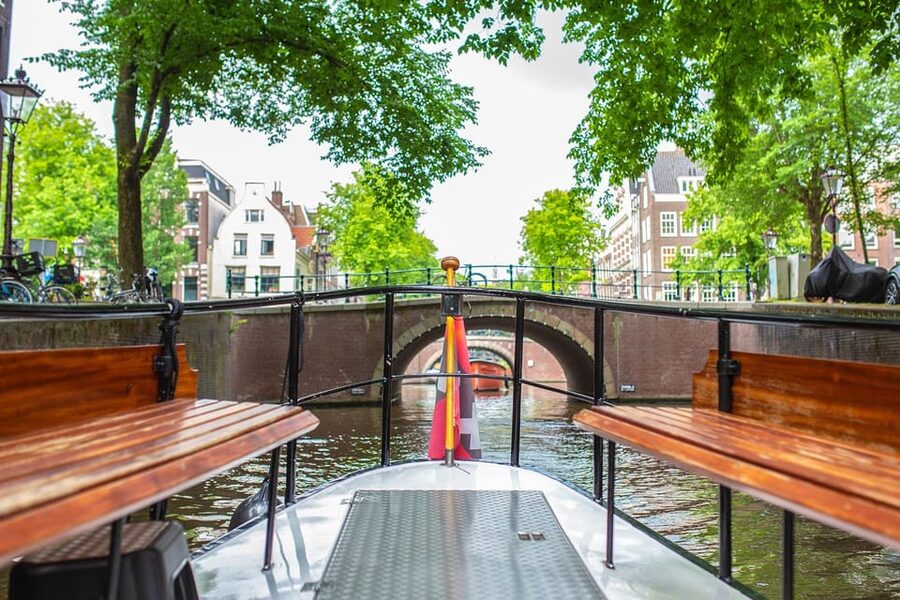 Amsterdam: Small-Group Canal Cruise incl. Drinks and Snacks - Passing the Red Light District From the Water