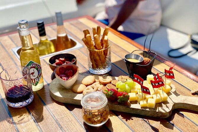 Amsterdam Small-Group Canal Cruise Including Snacks and Drinks - Open air in Amsterdam: when to go and what to wear