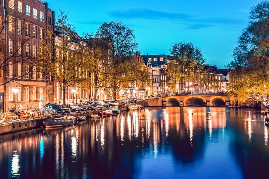 Amsterdam: Smoke and Lounge City Boat Cruise - Drinks, Music, and the Lounge Vibe on Board