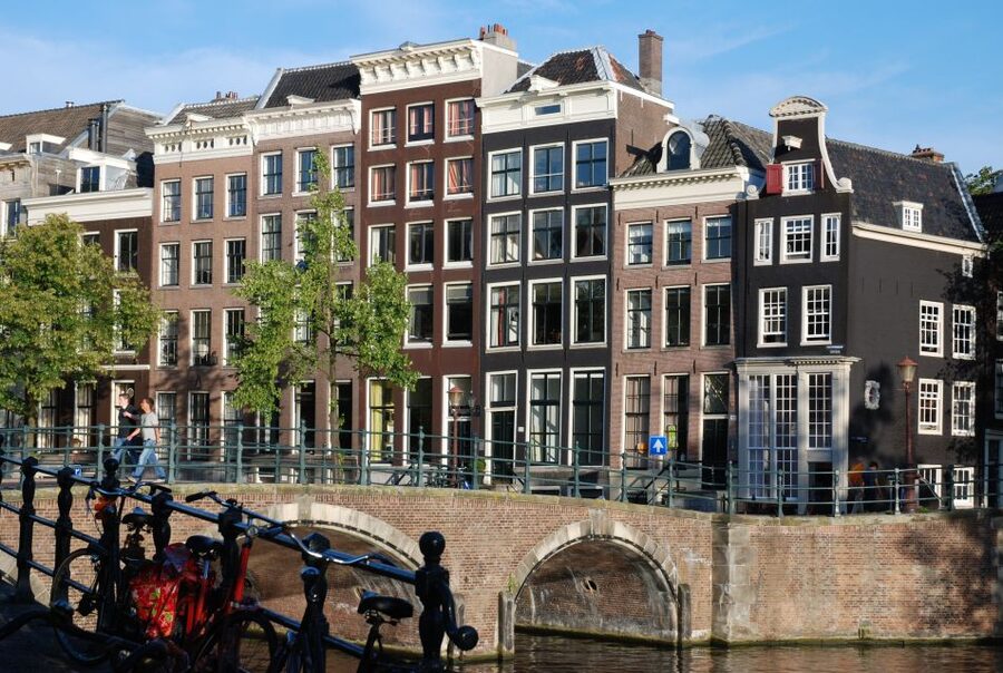 Amsterdam: Stedelijk Museum and 1-Hour Canal Cruise - GPS Audio Guide for the Boat Ride