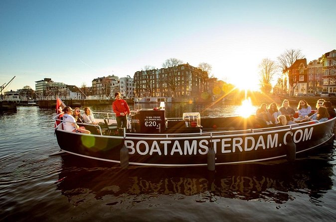 Amsterdam Sunset Canal Cruise with Live Guide and Open Bar - Guide energy: what makes the cruise feel worth it