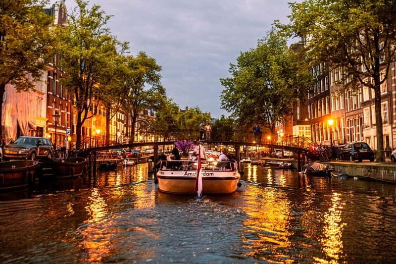 Amsterdam: The Bulldog Boat Smoke-Friendly Cruise & 2 Drinks - Price and value: what $35 buys you
