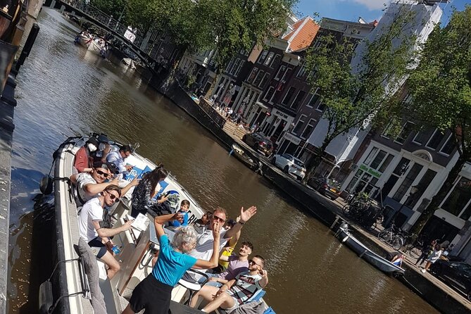 Amsterdam: The Bulldog Boat Smoke-Friendly Cruise & 2 Drinks - The guides: funny, relaxed, and surprisingly helpful