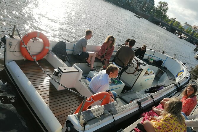 Amsterdam: The Bulldog Boat Smoke-Friendly Cruise & 2 Drinks - Timing: how sunsets and night lights change the experience