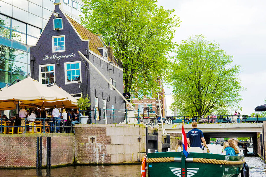 Amsterdam: The Newest Canal Cruise with Drink Option - The skipper and the stories: what you gain from live narration (and what can go wrong)