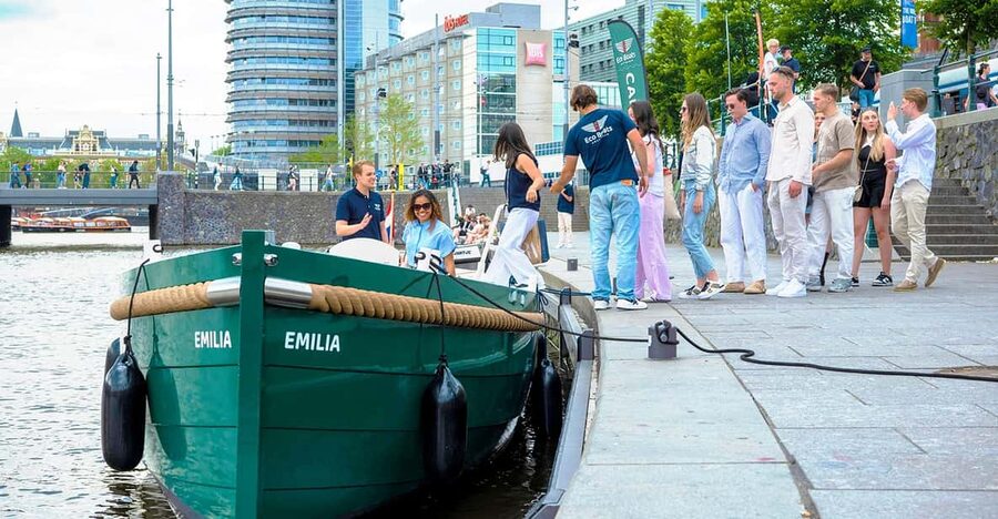 Amsterdam: The Newest Canal Cruise with Drink Option - Getting on board: Amsterdam Central Station meeting point that actually makes sense