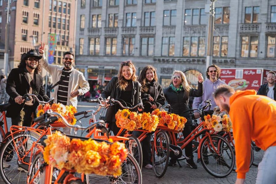 Amsterdam: Top Highlights Guided Bike Tour - Leidse Square street food and Vondelpark reset between landmarks