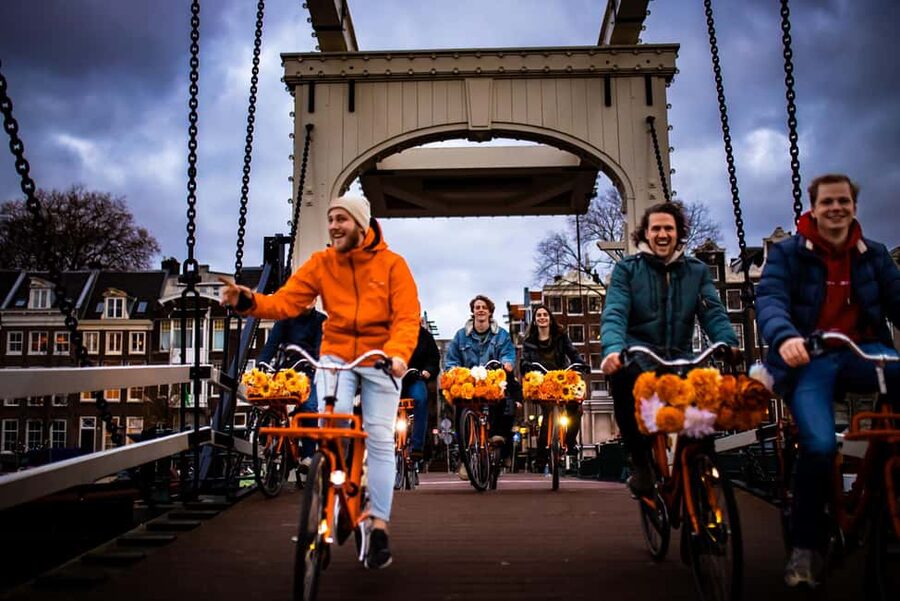 Amsterdam: Top Highlights Guided Bike Tour - De Negen Straatjes and the Flower Market pass-by for that side-street Amsterdam vibe