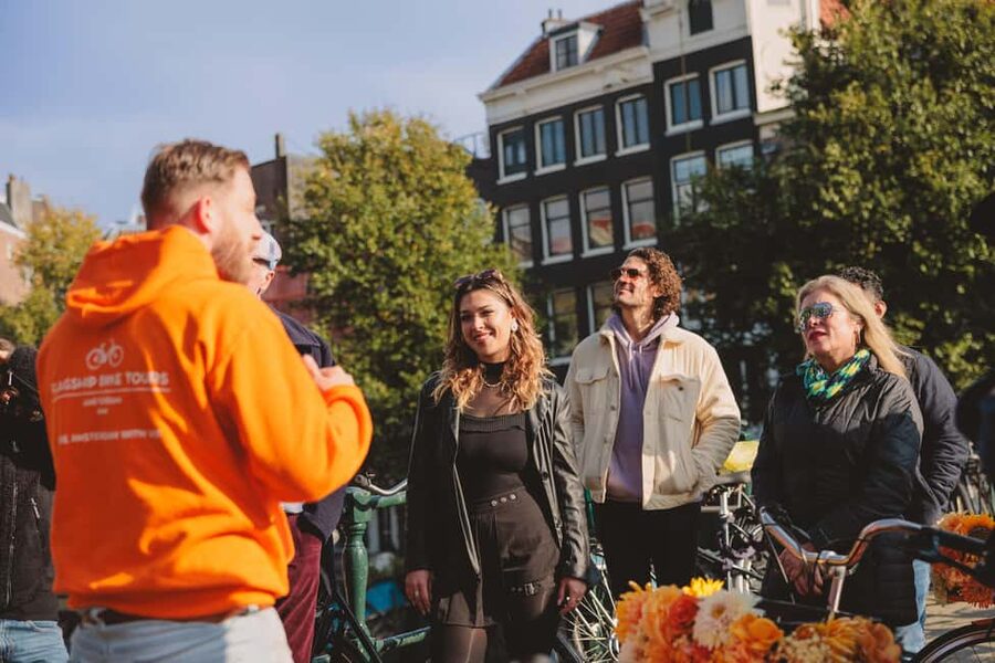 Amsterdam: Top Highlights Guided Bike Tour - Dam Square photo stop to wrap it up: the easiest way to connect the map