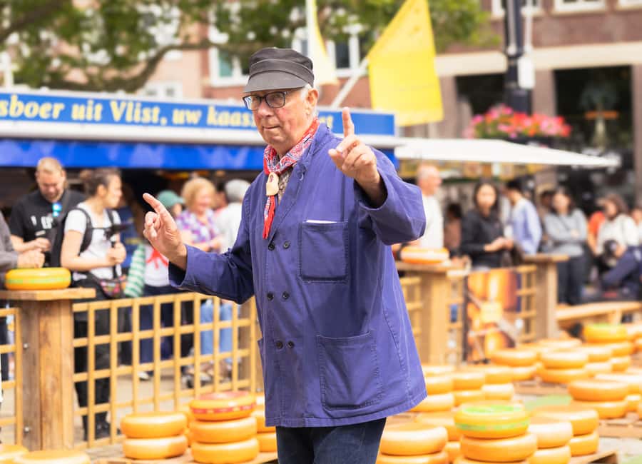 Amsterdam: Traditional Cheese Market Tour to Alkmaar - Friday Morning Coach: Getting Out of Amsterdam Without Stress