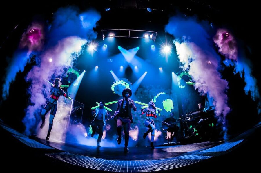 Amsterdam: VEGAS Dinner Show with 3-Course Sharing Menu - Drinks, pacing, and service: what you should and should not expect