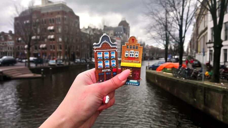 Amsterdam Walking Tour with a Local - Why a local walking tour beats another city overview
