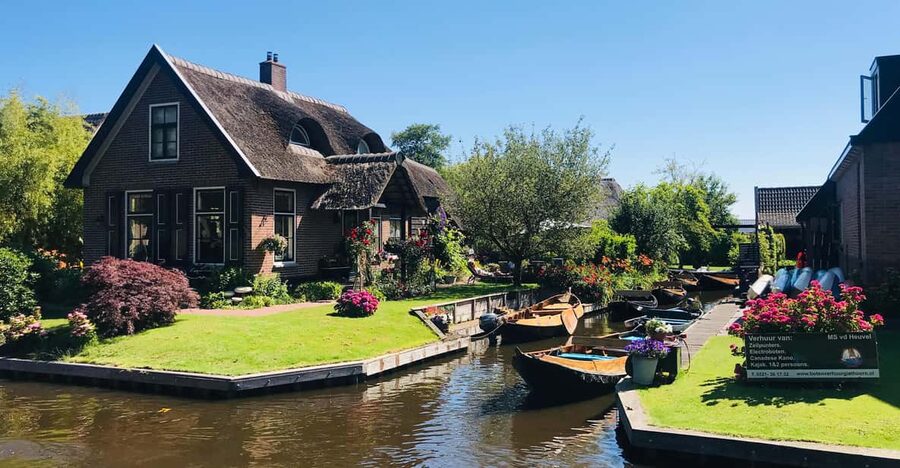 Amsterdam: Zaanse Schans and Giethoorn Day Trip with Cruise - Canals, windmills, and Dutch crafts in one long day
